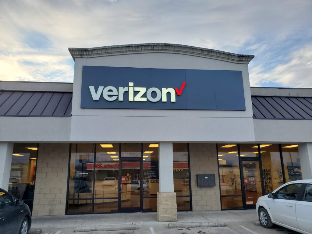 Exterior of Victra Verizon Authorized Retail Store in Grayson, KY.