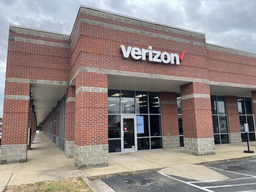 Exterior of Victra Verizon Authorized Retail Store in Murray, KY.