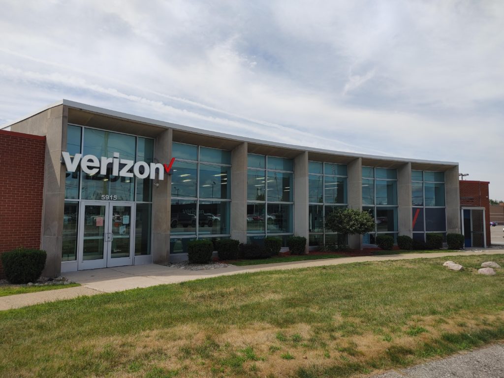 Exterior of Victra Verizon Authorized Retail Store in Waterford, MI.