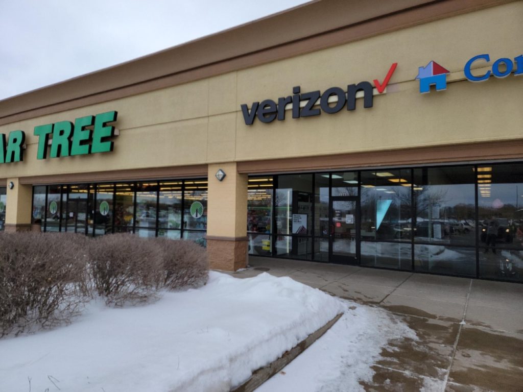 Exterior of Victra Verizon Authorized Retail Store in Buffalo, MN.