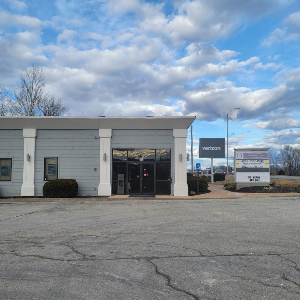Exterior of Victra Verizon Authorized Retail Store in Camdenton, MO.