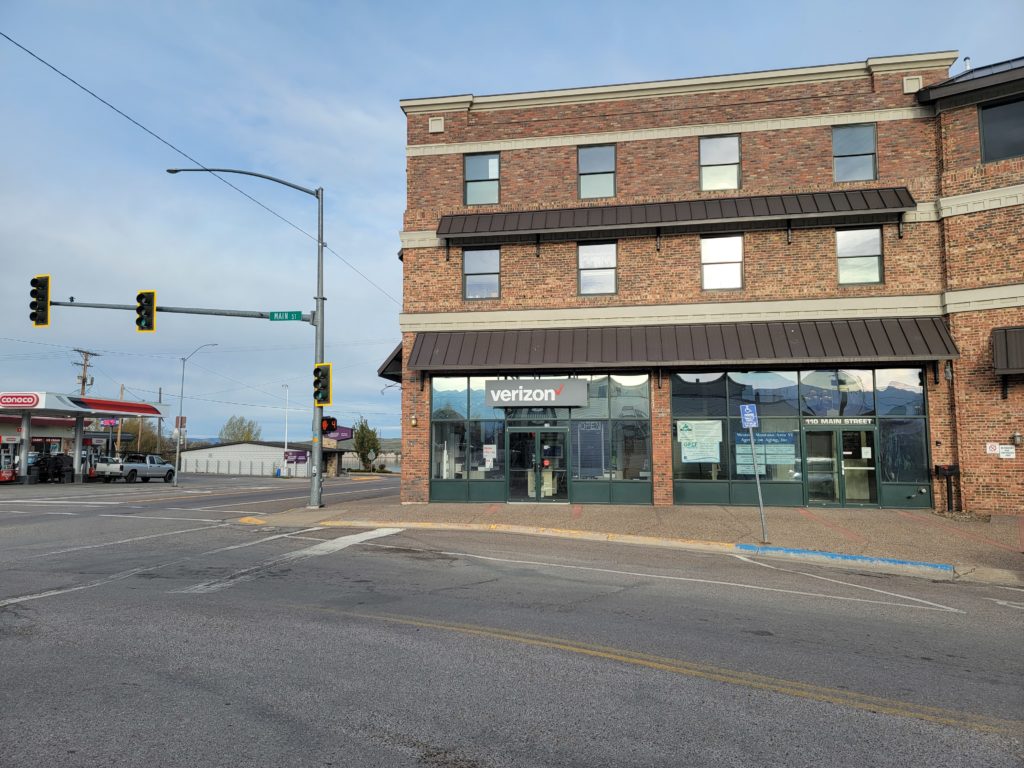 Exterior of Victra Verizon Authorized Retail Store in Polson, MT.