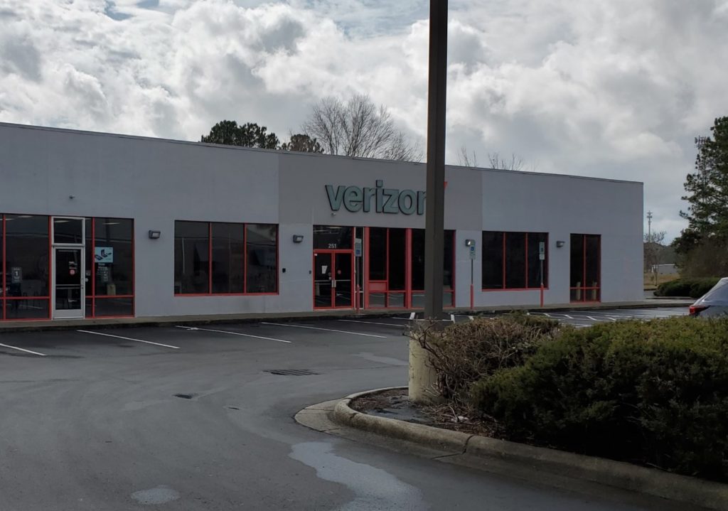 Exterior of Victra Verizon Authorized Retail Store in Jacksonville - Western, NC.