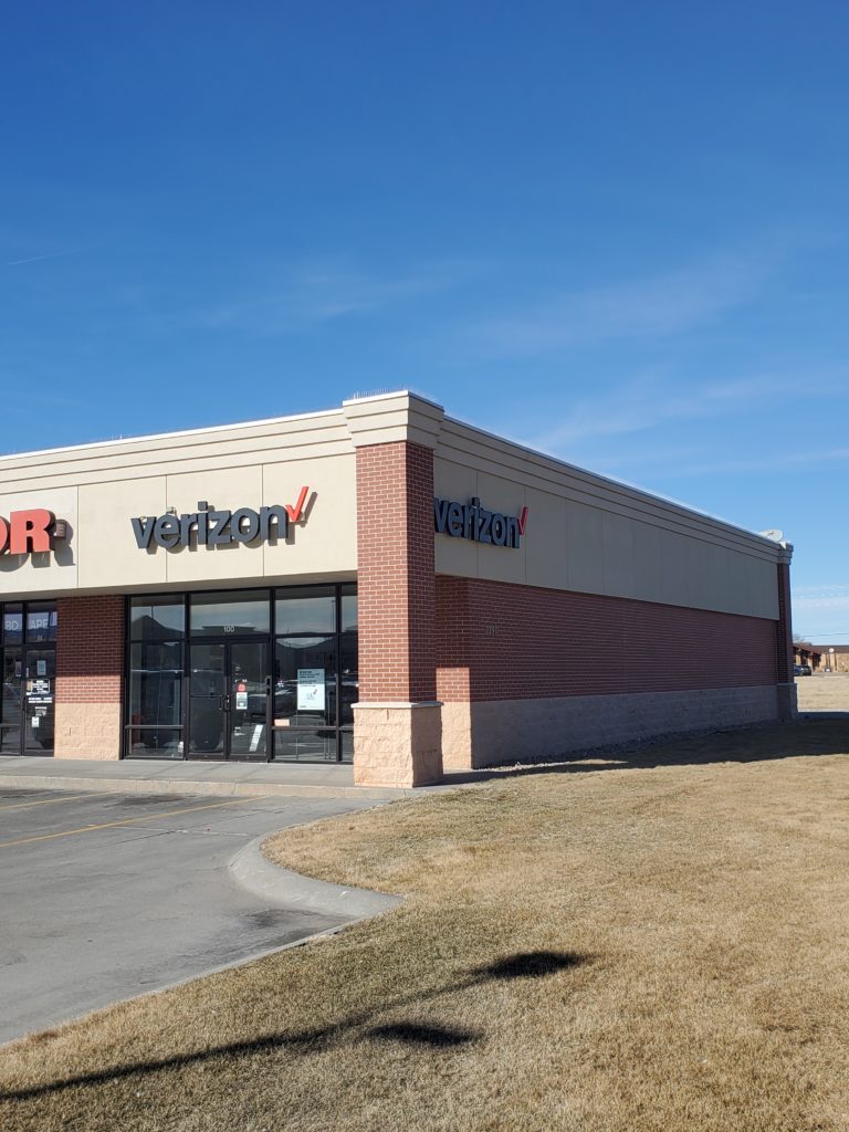 Exterior of Victra Verizon Authorized Retail Store in Grand Island Diers, NE.