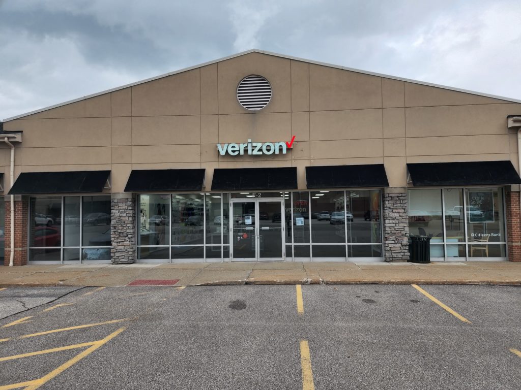 Exterior of Victra Verizon Authorized Retail Store in Chagrin Falls Tanglewood, OH.