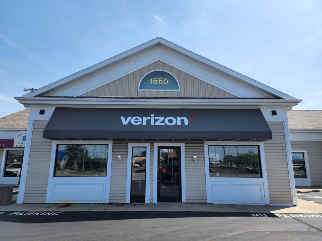 Exterior of Victra Verizon Authorized Retail Store in Tiffin, OH.