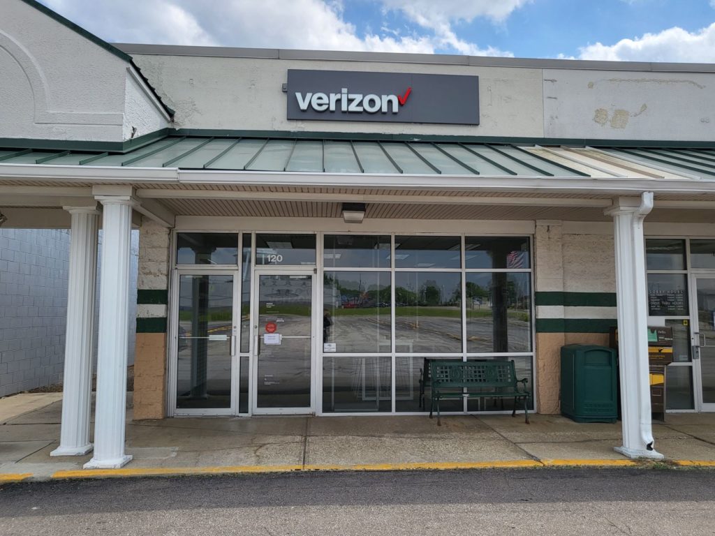 Exterior of Victra Verizon Authorized Retail Store in Willard, OH.