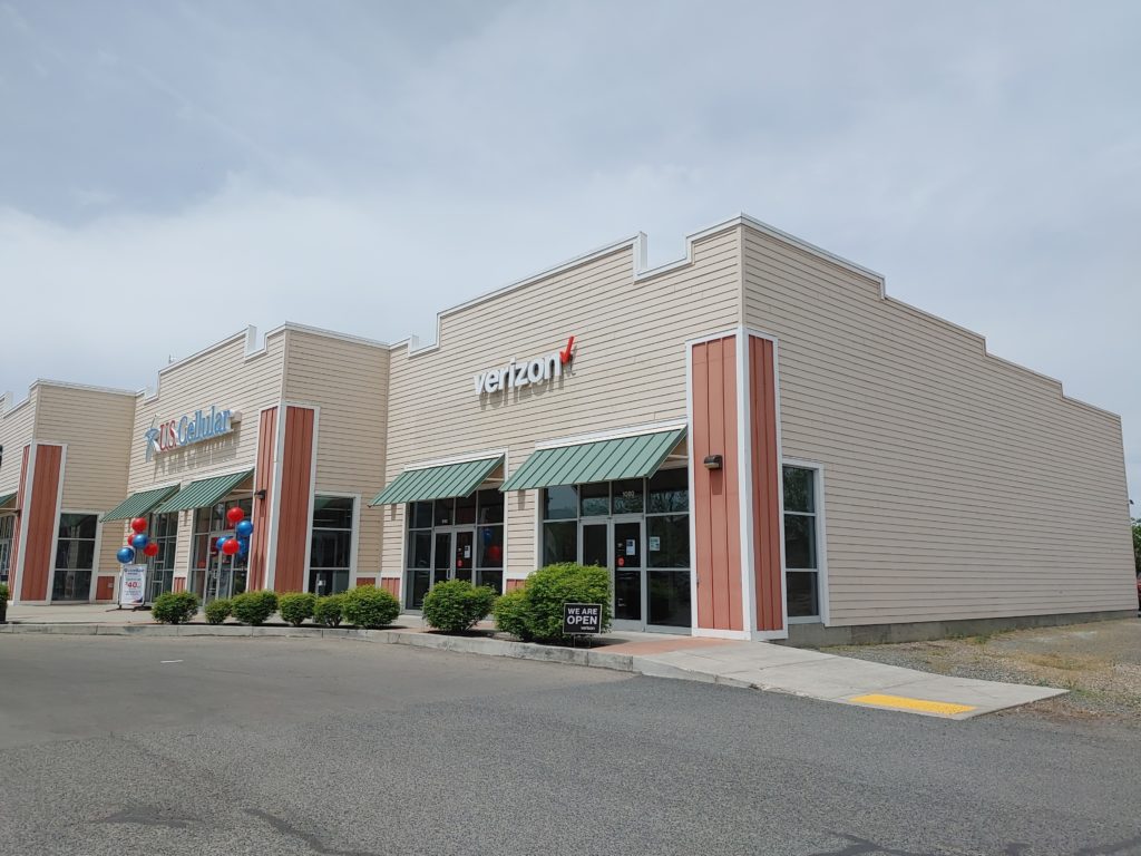 Exterior of Victra Verizon Authorized Retail Store in Baker City, OR.
