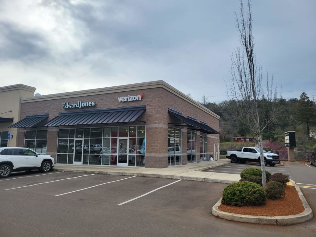 Exterior of Victra Verizon Authorized Retail Store in Roseburg, OR.