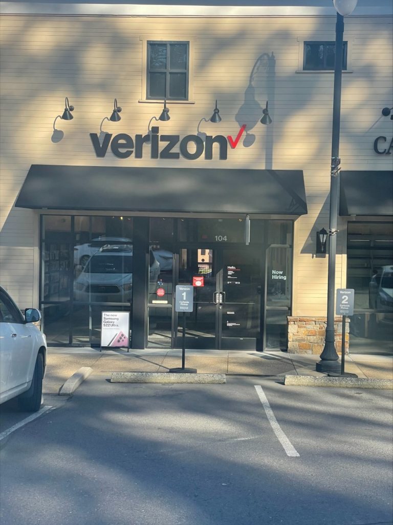 Exterior of Victra Verizon Authorized Retail Store in West Linn, OR.