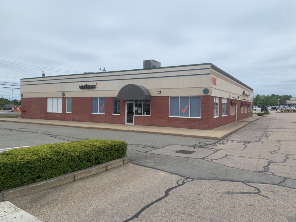 Exterior of Victra Verizon Authorized Retail Store in Newport, RI.