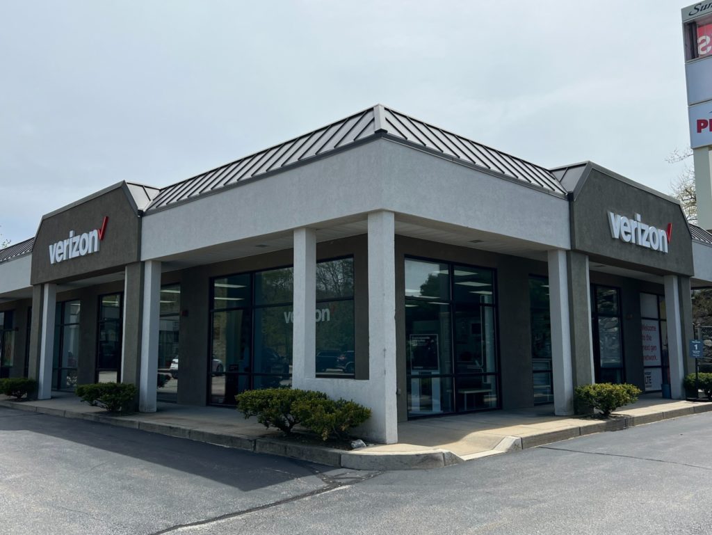 Exterior of Victra Verizon Authorized Retail Store in Warwick, RI.