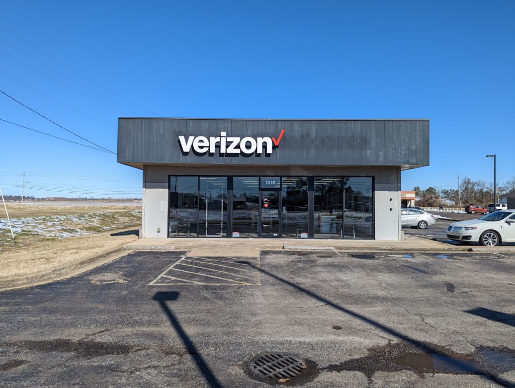Exterior of Victra Verizon Authorized Retail Store in Union City, TN.