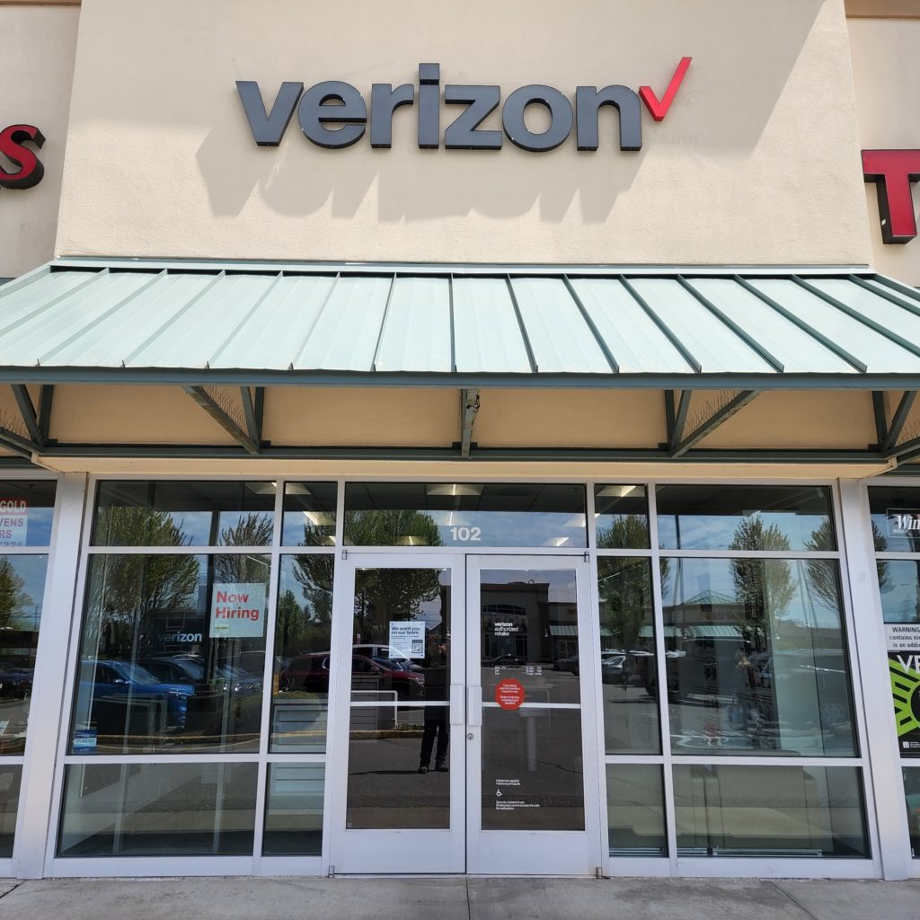 Exterior of Victra Verizon Authorized Retail Store in Lake Stevens, WA.