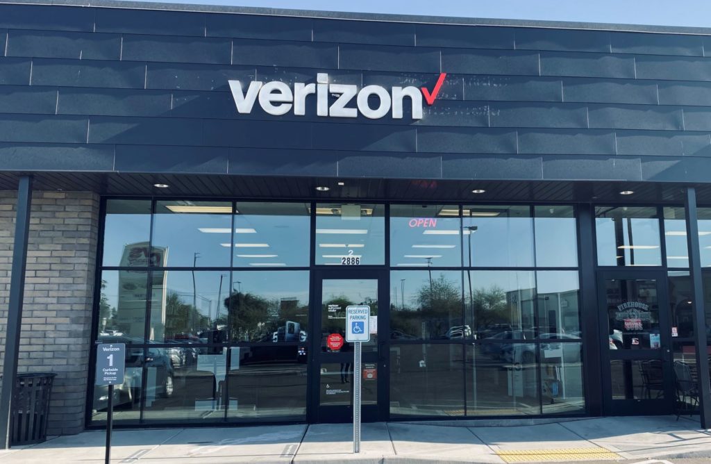 Exterior of Victra Verizon Authorized Retail Store in Yuma 4th Ave, AZ.