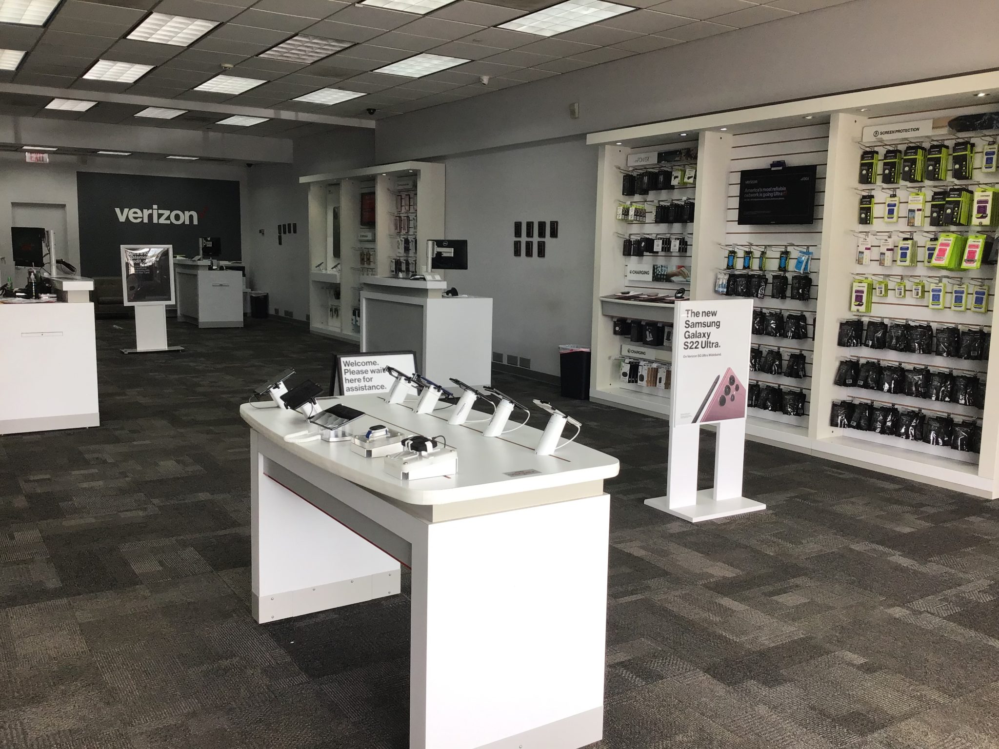 Bridgehampton, New York: Verizon Store