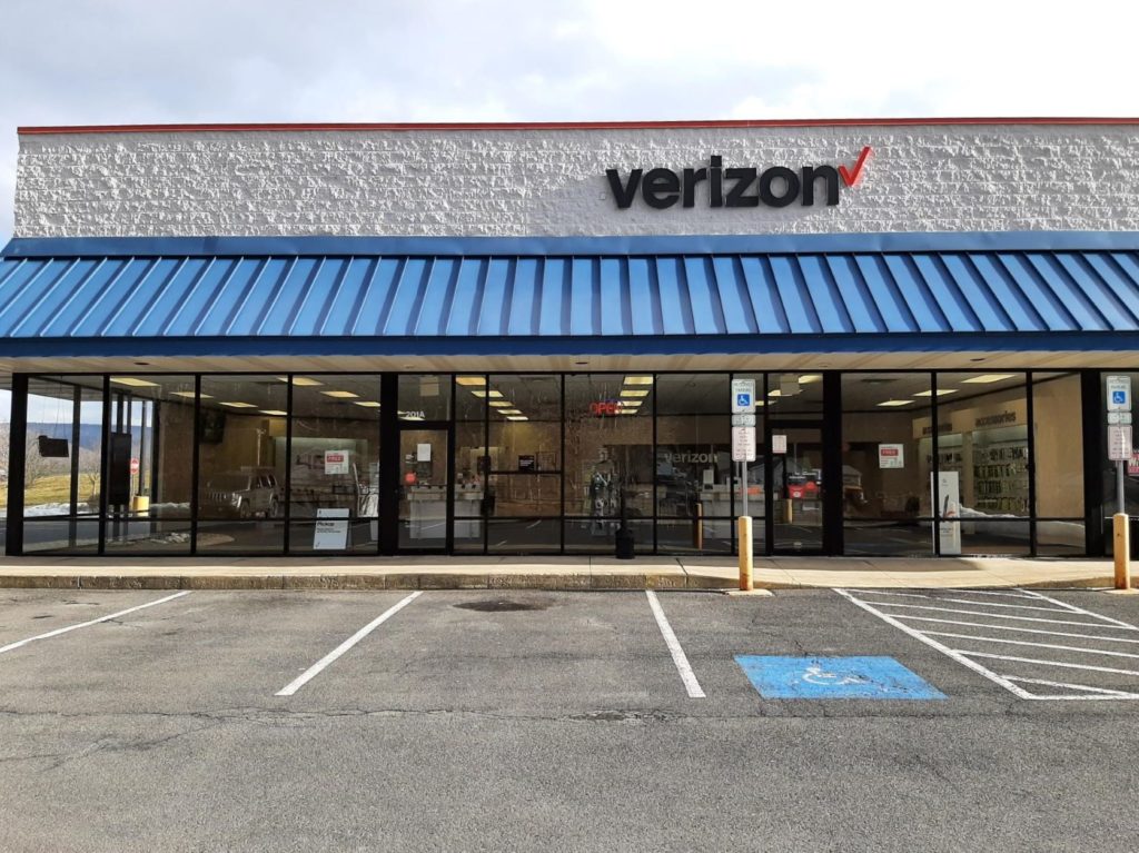 Exterior of Victra Verizon Authorized Retail Store in Lewistown, PA.