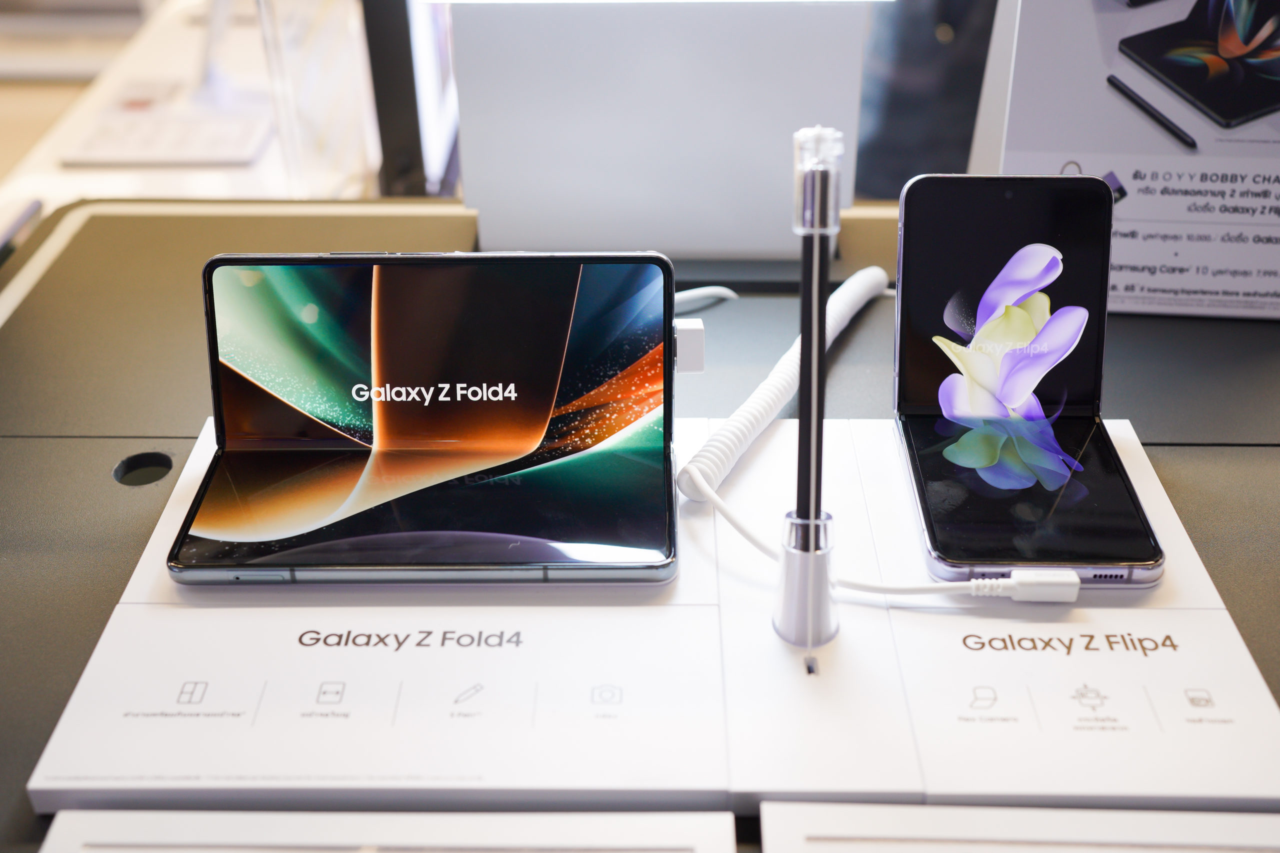 Smartphone Z Fold4 and Galaxy Z Flip4 with stylus on display