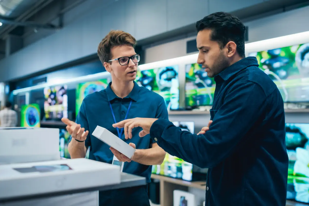 Verizon store employee assisting a customer with a tablet purchase.