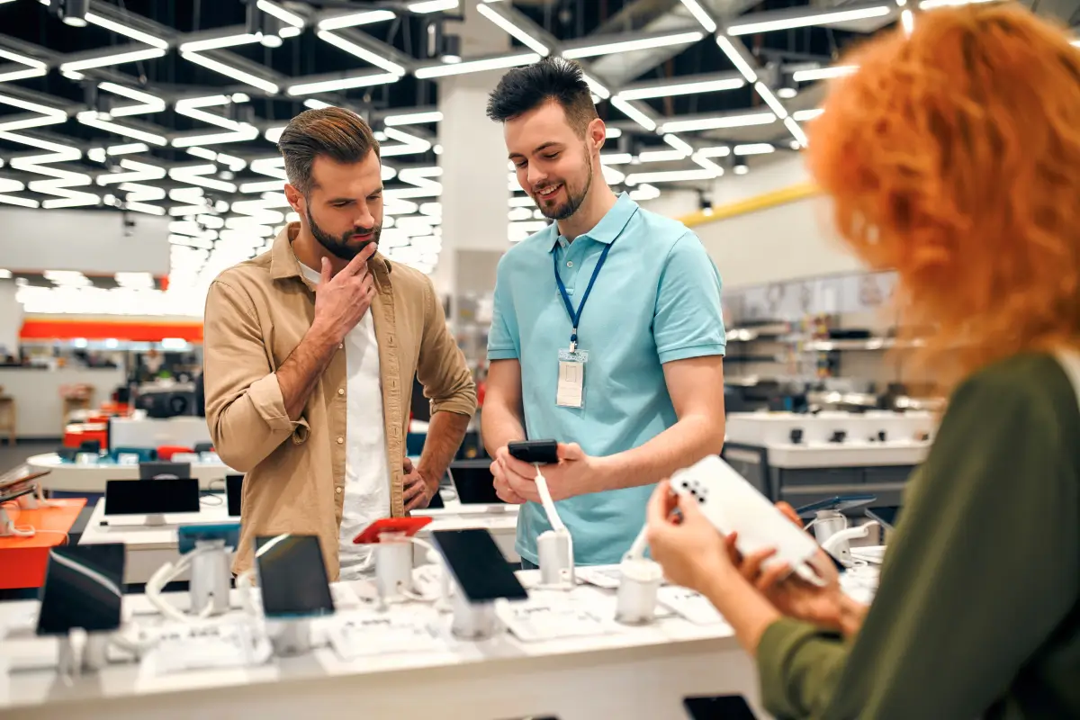 Verizon employee helping a customer with a cell phone purchase.